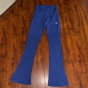 Blue Ribbed Adidas Flared Pants - Size Medium, Stylish & Comfortable